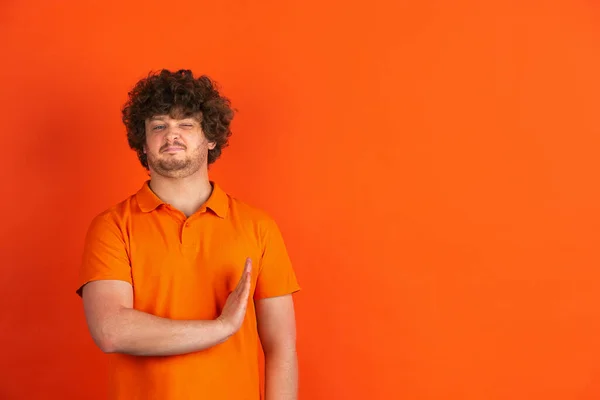 Branco jovem mans monocromático retrato no laranja estúdio fundo — Fotografia de Stock