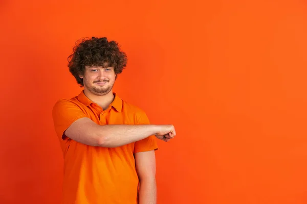 Branco jovem mans monocromático retrato no laranja estúdio fundo — Fotografia de Stock