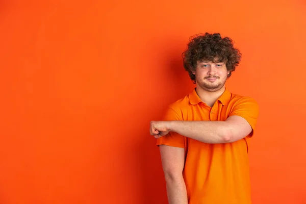 Branco jovem mans monocromático retrato no laranja estúdio fundo — Fotografia de Stock