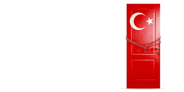 Πόρτα χρωματιστή με τουρκική σημαία, κλειδωμένη με αλυσίδα. Κλείδωμα χωρών κατά τη διάρκεια του ιού της στέψης, εξάπλωση COVID — Φωτογραφία Αρχείου