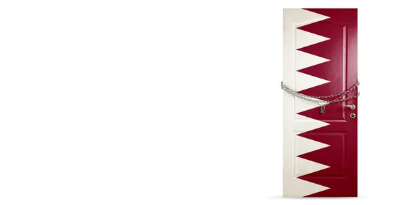 Двері, пофарбовані в прапор Катару, закриті ланцюгом. Країни блокуються під час коронавірусу, COVID поширюється — стокове фото