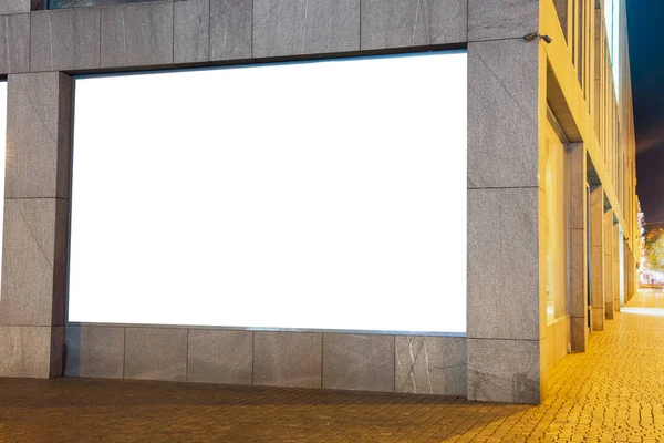 Luz de la ciudad en blanco para la publicidad en el edificio en la noche de la ciudad, copyspace para su texto, imagen, diseño —  Fotos de Stock