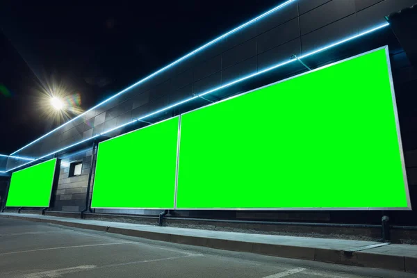 Blanco citylight voor advertenties op het gebouw 's nachts, copyspace voor uw tekst, beeld, ontwerp — Stockfoto