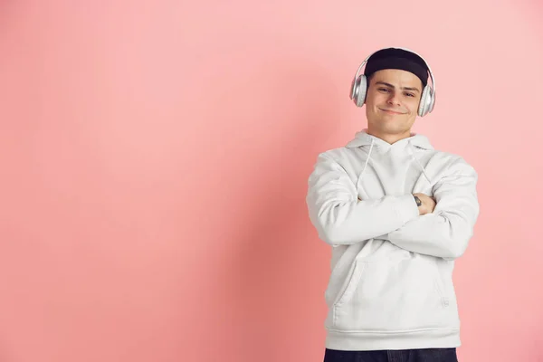 Branco jovem homem moderno retrato sobre rosa estúdio fundo — Fotografia de Stock