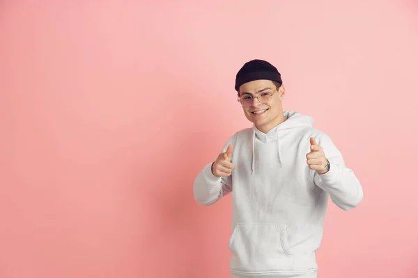 Caucásico joven mans moderno retrato en rosa estudio fondo — Foto de Stock