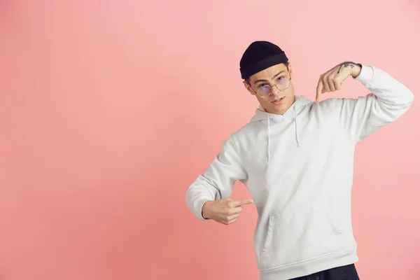 Branco jovem homem moderno retrato sobre rosa estúdio fundo — Fotografia de Stock