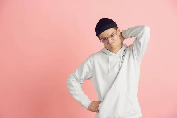 Caucásico joven mans moderno retrato en rosa estudio fondo — Foto de Stock