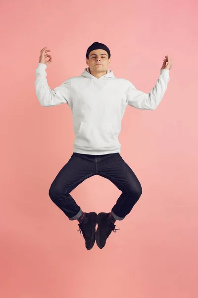 Caucásico joven mans moderno retrato en rosa estudio fondo en salto de altura — Foto de Stock