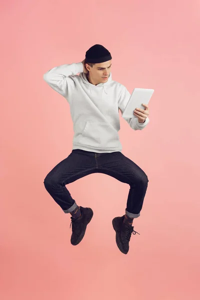 Kafkas genç adam modern portre pembe stüdyo arka planda yüksek atlama — Stok fotoğraf