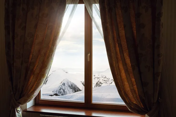 Kapalı pencere ve dışarıda güzel bir manzara, doğa manzarası, dinlenme ve dinlenme. — Stok fotoğraf