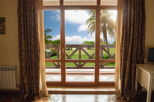 Closed window and beautiful picture outside, nature view, resort and resting — Stock Photo, Image