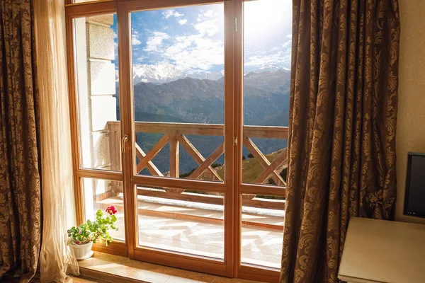 Closed window and beautiful picture outside, nature view, resort and resting — Stock Photo, Image