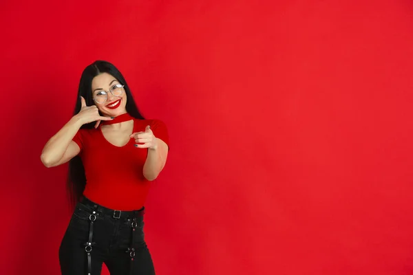 Mujeres jóvenes caucásicas monocromo retrato sobre fondo rojo estudio, emocional y expresivo — Foto de Stock