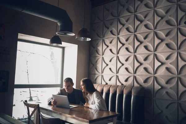 Wesoły mężczyzna i kobieta rozmawiają, pracują w kawiarni, kawiarni — Zdjęcie stockowe