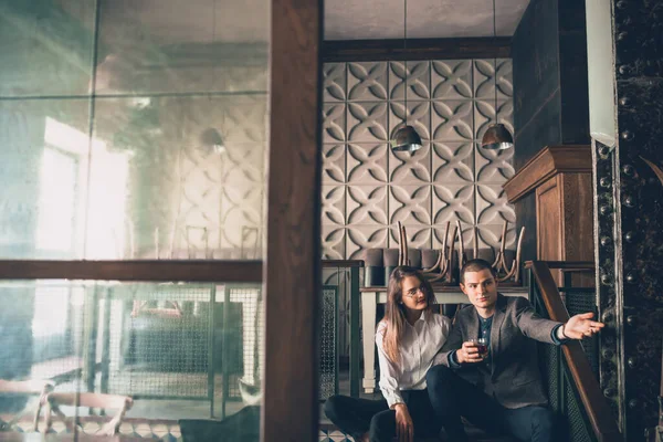 Alegre hombre y mujer hablando, disfrutando, divirtiéndose en el bar, cafetería —  Fotos de Stock