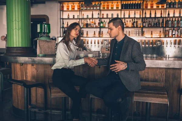 Χαρούμενος άντρας και γυναίκα να μιλάνε, απολαμβάνοντας έναν καφέ στην καφετέρια, στο μπαρ — Φωτογραφία Αρχείου