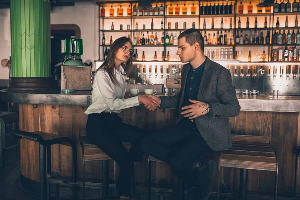 Alegre hombre y mujer hablando, disfrutando de un café en la cafetería, cafetería, bar —  Fotos de Stock