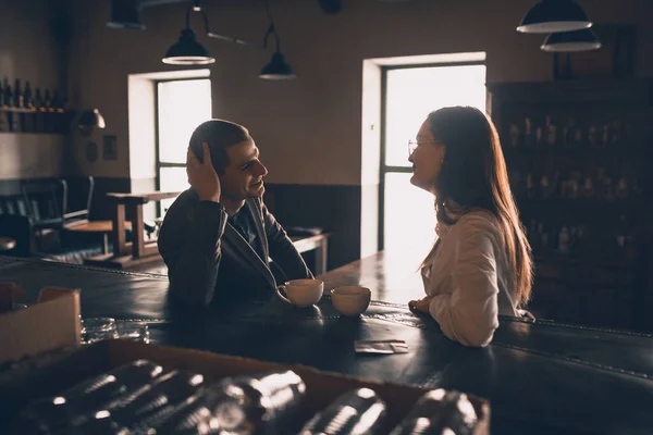 Alegre hombre y mujer hablando, disfrutando de un café en la cafetería, cafetería, bar —  Fotos de Stock