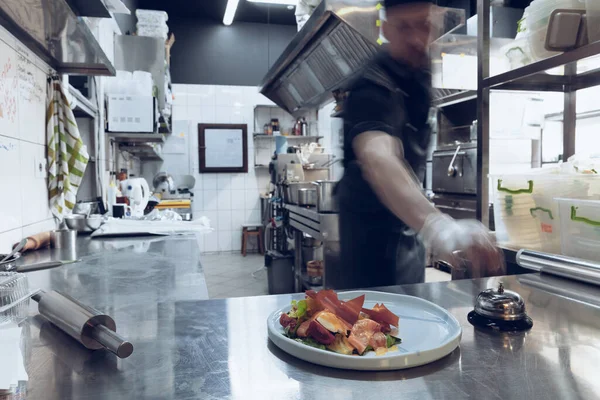 Nos bastidores das marcas. O chef cozinha em uma cozinha profissional de uma refeição de restaurante para o cliente ou entrega. Moção . — Fotografia de Stock