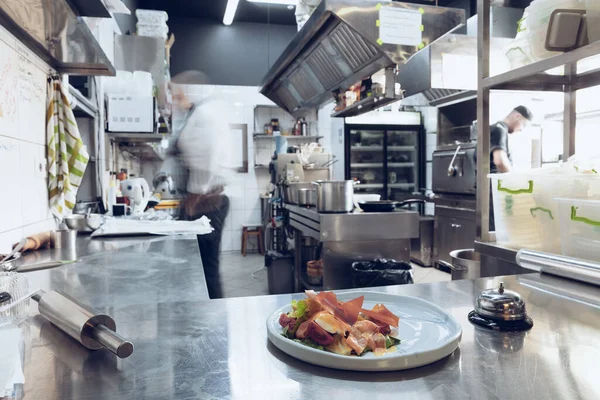 Hinter den Kulissen der Marken. Der Koch kocht in einer professionellen Küche eines Restaurants Mahlzeit für Kunden oder Lieferung. Bewegung. — Stockfoto