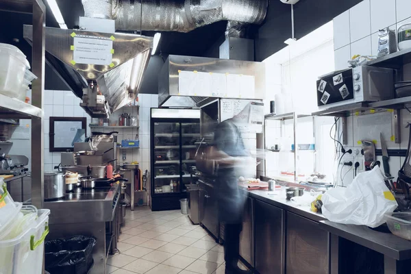 Nos bastidores das marcas. O chef cozinha em uma cozinha profissional de uma refeição de restaurante para o cliente ou entrega. Moção . — Fotografia de Stock