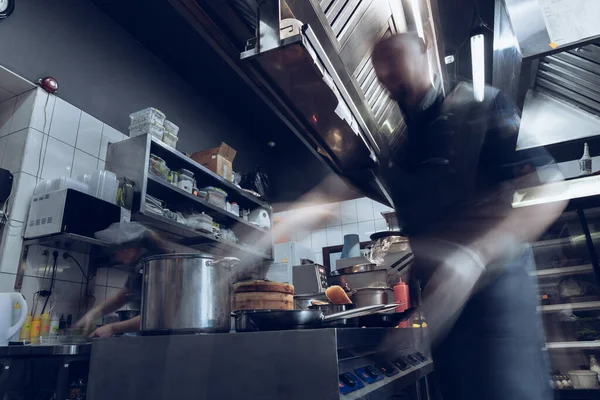 Nos bastidores das marcas. O chef cozinha em uma cozinha profissional de uma refeição de restaurante para o cliente ou entrega. Moção . — Fotografia de Stock