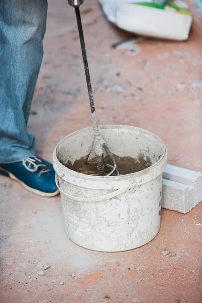 Close-up de mão de reparador, construtor profissional trabalhando dentro de casa, reparação — Fotografia de Stock