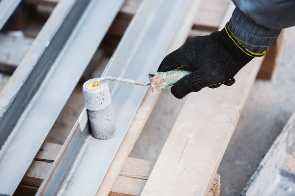 Close-up de mão de reparador, construtor profissional trabalhando dentro de casa, reparação — Fotografia de Stock