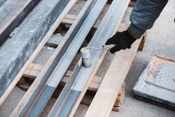 Close-up de mão de reparador, construtor profissional trabalhando dentro de casa, reparação — Fotografia de Stock