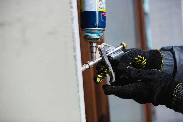 Close-up de mão de reparador, construtor profissional trabalhando dentro de casa, reparação — Fotografia de Stock