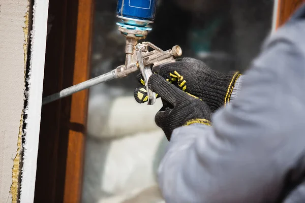 Close-up de mão de reparador, construtor profissional trabalhando dentro de casa, reparação — Fotografia de Stock