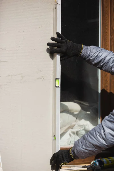 Primer plano de la mano del reparador, constructor profesional trabajando en interiores, reparando — Foto de Stock