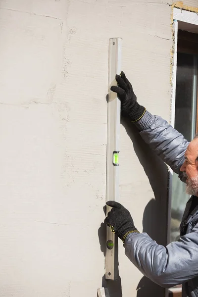 Close-up de mão de reparador, construtor profissional trabalhando dentro de casa, reparação — Fotografia de Stock