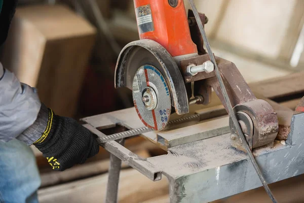 Close up of hand of repairman, professional builder working indoors, repairing — Stock Photo, Image