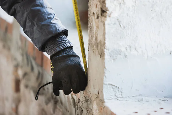 Close-up de mão de reparador, construtor profissional trabalhando dentro de casa, reparação — Fotografia de Stock