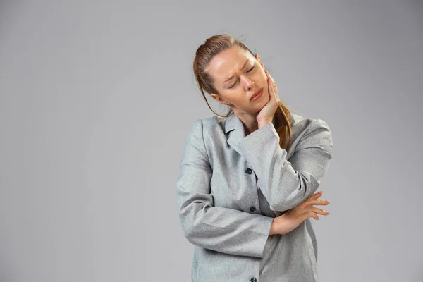 Giovane donna soffre di dolore, si sente male, malato e debolezza isolata su sfondo studio — Foto Stock