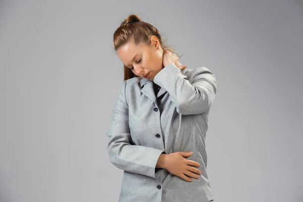 Mujer joven sufre de dolor, se siente enfermo, enfermo y debilidad aislado en el fondo del estudio — Foto de Stock