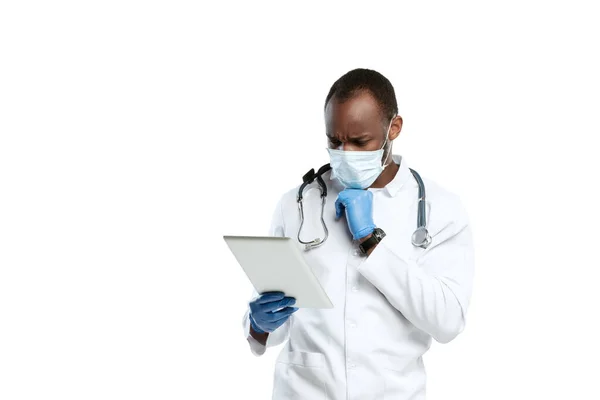 Hombre joven médico con estetoscopio y mascarilla aislado sobre fondo blanco estudio —  Fotos de Stock