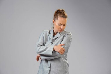 Genç kadın acıdan muzdarip, hasta, hasta ve zayıflık hissediyor.