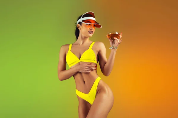 멋진 노란색 고급 수영복을 입은 젊은 여성의 패션 초상화와 운동화 가 배경에 깔려 있다. 여름을 대비 한 완벽 한 몸. — 스톡 사진