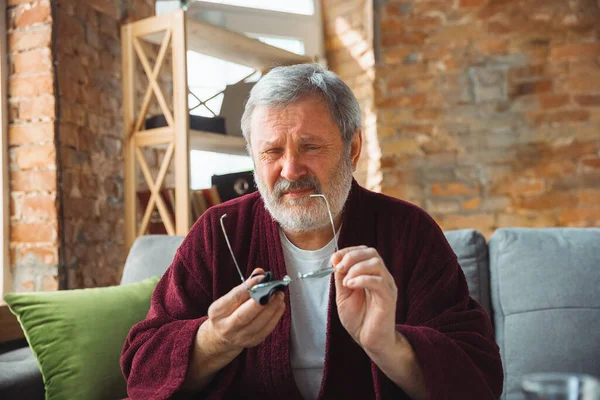 Mature senior older man during quarantine, realizing how important stay at home during virus outbreak, suffers of glaucoma, eye deseases — Stock Photo, Image