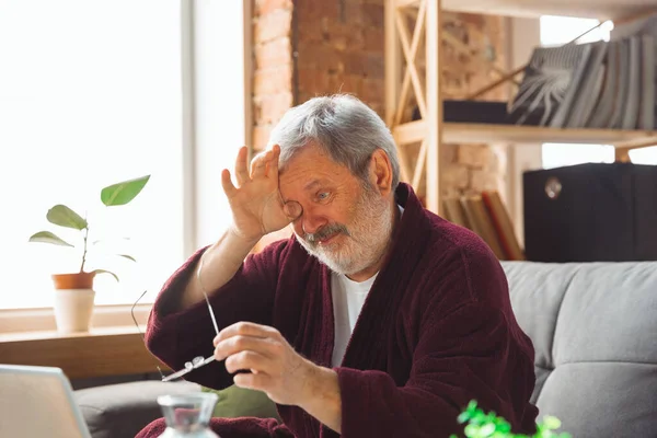 Mature senior older man during quarantine, realizing how important stay at home during virus outbreak, suffers of glaucoma, eye deseases — Stock Photo, Image