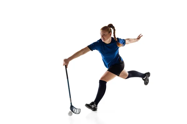 Floorball vrouwelijke speler geïsoleerd op witte studio achtergrond, actie en beweging concept — Stockfoto