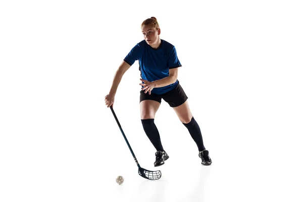 Floorball vrouwelijke speler geïsoleerd op witte studio achtergrond, actie en beweging concept — Stockfoto