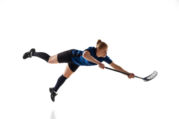 Floorball jogador feminino isolado no fundo do estúdio branco, ação e conceito de movimento — Fotografia de Stock