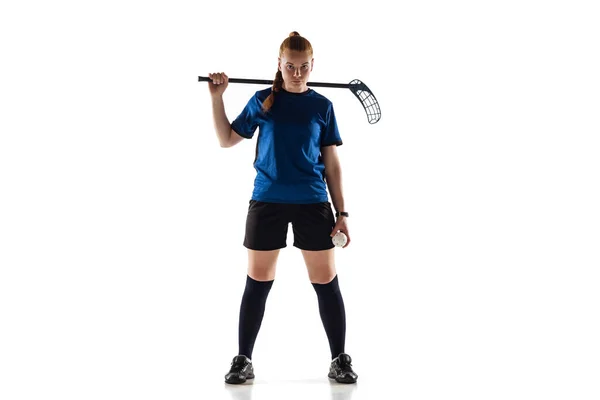 Joueuse de floorball isolée sur fond de studio blanc, concept d'action et de mouvement — Photo