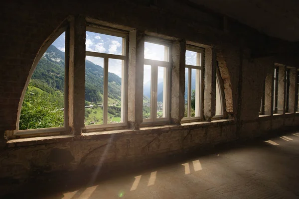 Gesloten raam en mooie foto buiten, uitzicht op de natuur, resort en rust — Stockfoto