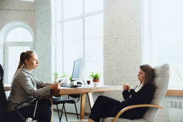 Kadın çalışanın, patronun ya da İK müdürünün iş görüşmesi sırasında ofisinde oturan genç bir kadın kendinden emin görünüyor. — Stok fotoğraf