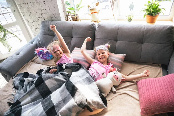 Tiché holčičky probuzení v ložnici v roztomilé pyžamo, domácí styl a pohodlí — Stock fotografie