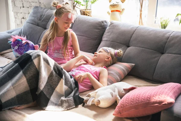 Ήσυχα κοριτσάκια ξυπνούν σε ένα υπνοδωμάτιο με χαριτωμένες πιτζάμες, στυλ σπιτιού και άνεση — Φωτογραφία Αρχείου